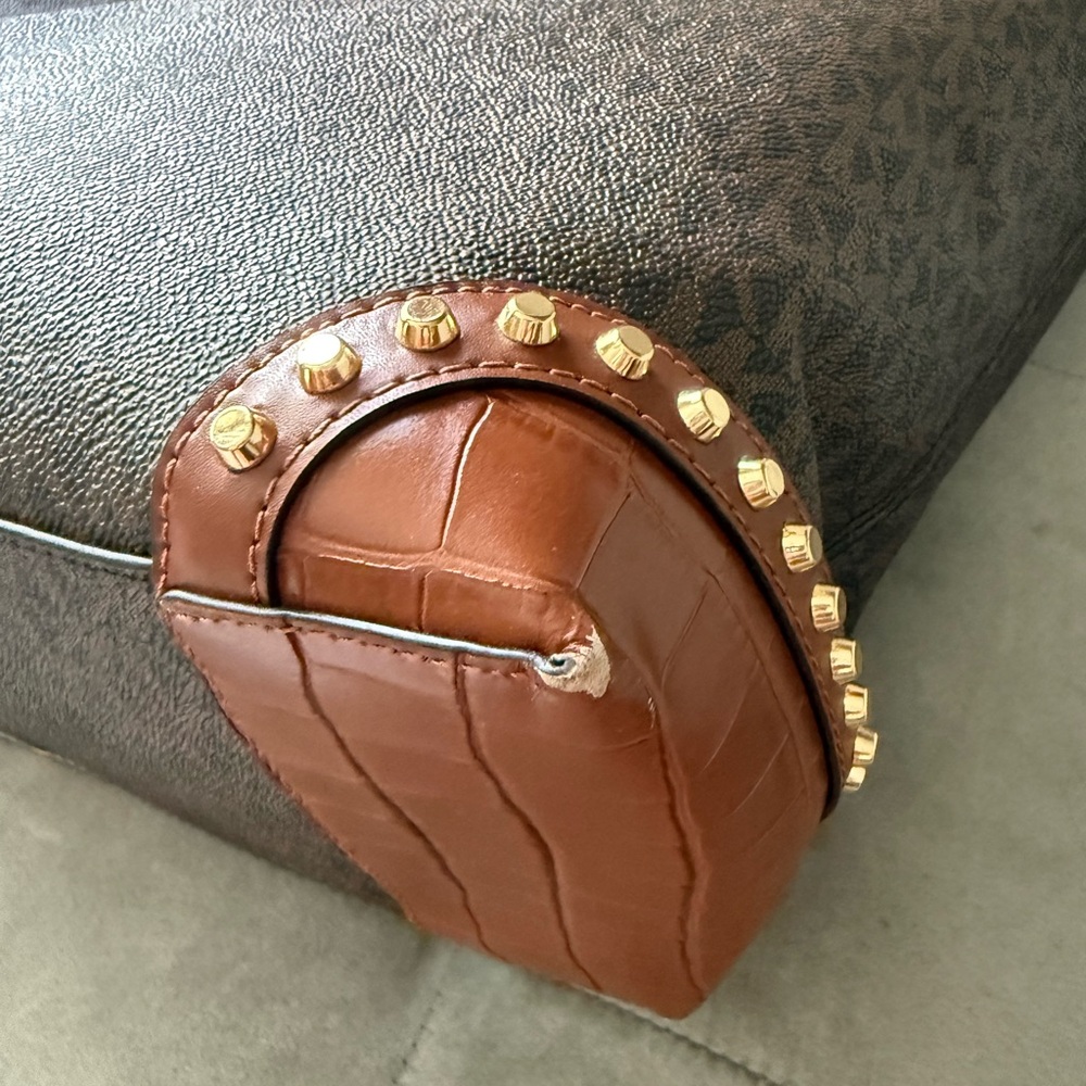 SALE🌸Michael Kors Eva Large Logo Studded CrocodileTote - Picture 9 of 11